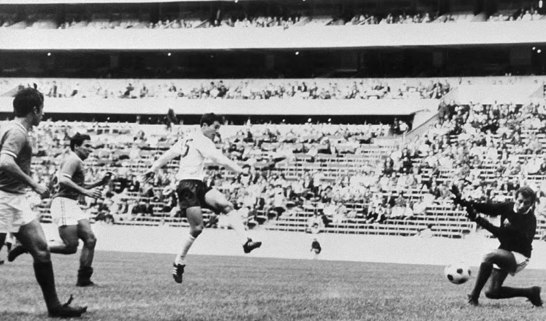 اشتهر المهاجم المولود في كيوتو بإنجازه في دورة الألعاب الأولمبية عام 1968 في المكسيك، حين توّج هدافاً للمسابقة برصيد سبعة أهداف.