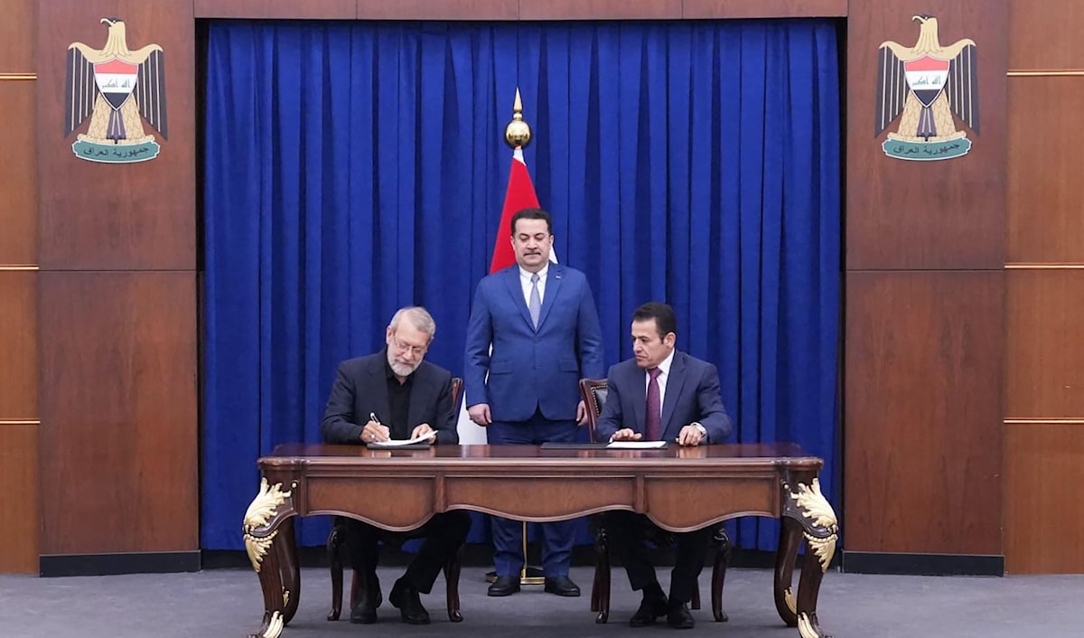 يرى مراقبون أن المذكرة الأمنية تمثّل تحوّلاً في موقع العراق الإقليمي (أ ف ب)