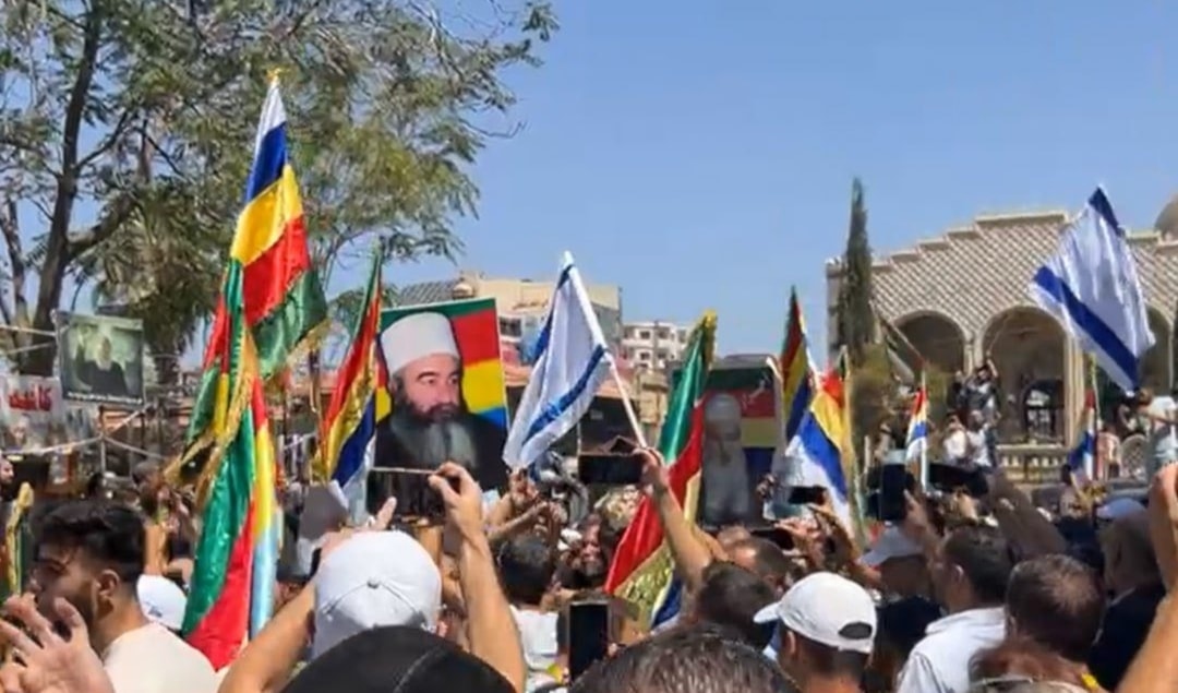 شدد المتظاهرون على ضرورة فتح المعابر الإنسانية ورفع الحصار (من الويب)
