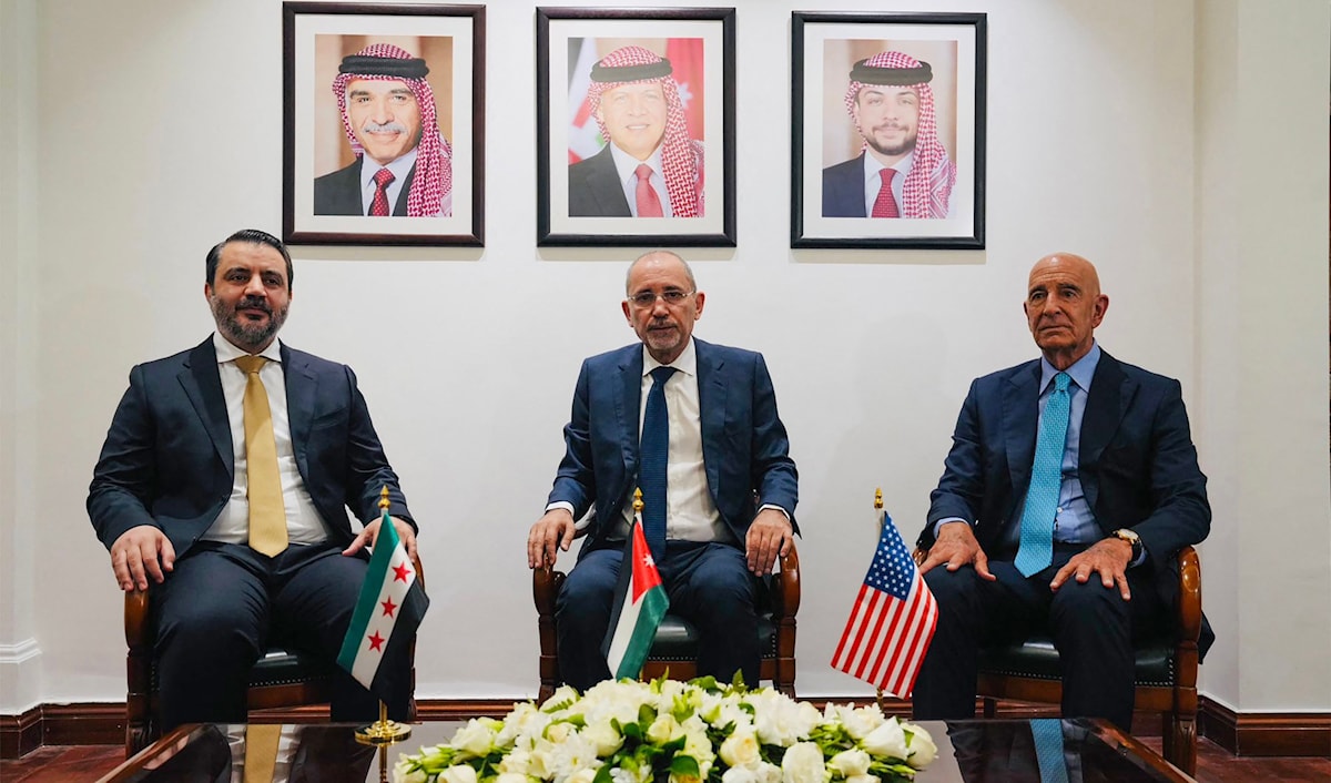الموفد الأميركي إلى سوريا، توماس براك، خلال اجتماع في عمّان مع وزيري خارجية سوريا، أسعد الشيباني، والأردن، أيمن الصفدي (أ ف ب)