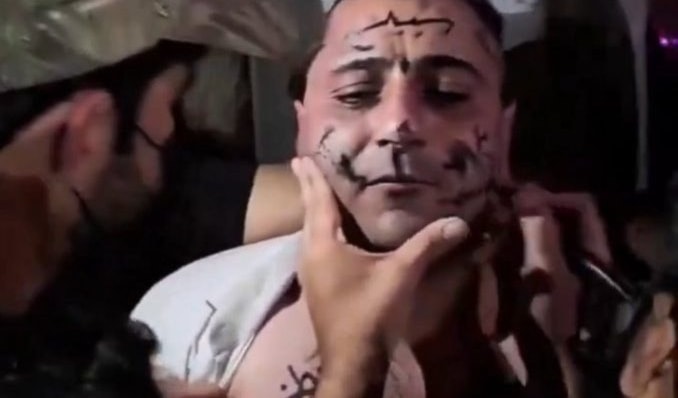 صورة انتشرت للفنان الحلبي عمر خيري خلال تعرضه لإهانات من مجموعة مسلحة