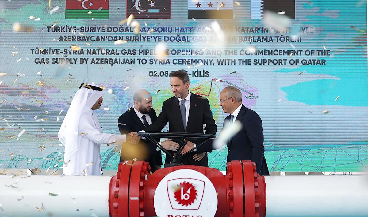 وزير الطاقة التركي ونظيره السوري ووزير الاقتصاد الأذربيجاني والمدير العام لصندوق قطر للتنمية أثناء افتتاح خط أنابيب الغاز التركي السوري (أ ف ب)
