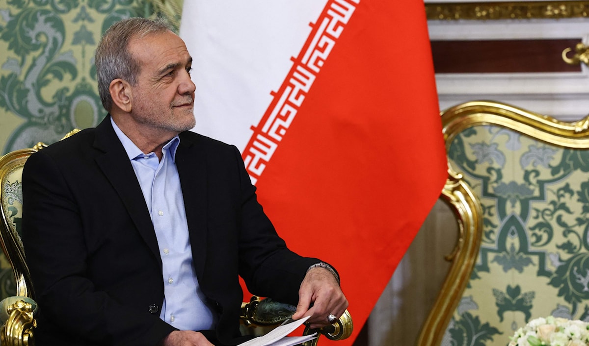 عبّر بزشكيان عن تطلع إيران لرفع حجم التبادل التجاري مع باكستان (أ ف ب)