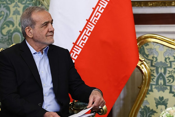 عبّر بزشكيان عن تطلع إيران لرفع حجم التبادل التجاري مع باكستان (أ ف ب)