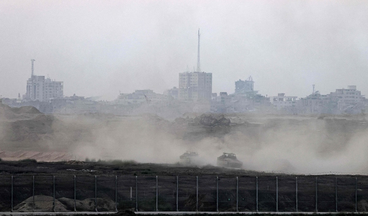 جيش العدو يبدأ العمل على تخوم مدينة غزة بعد تطويقها (أ ف ب)