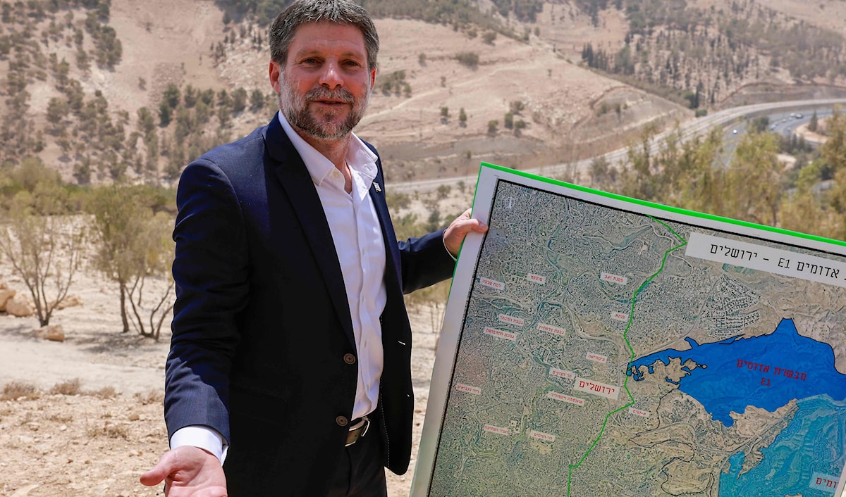 وقف سموتريتش حاملاً خريطة وهو يحتفل مزهواً بإقرار الحكومة خطته للمشروع الاستيطاني (أ ف ب)