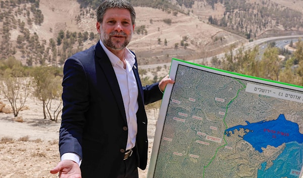 وقف سموتريتش حاملاً خريطة وهو يحتفل مزهواً بإقرار الحكومة خطته للمشروع الاستيطاني (أ ف ب)