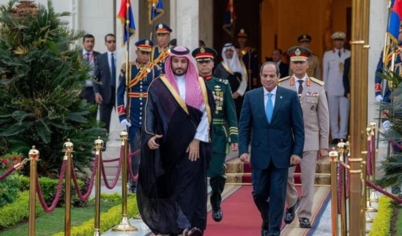 يتجاهل ابن سلمان «الخبرات التاريخية المصرية في التفاوض مع مختلف الأطراف الإقليمية» (أ ف ب)