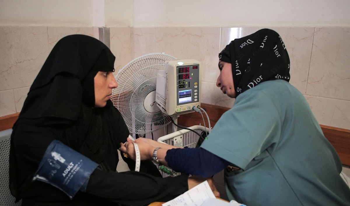 طالبت الوزارة المؤسسات الدولية والأممية بحماية ما تبقى من النظام الصحي (أ ف ب)