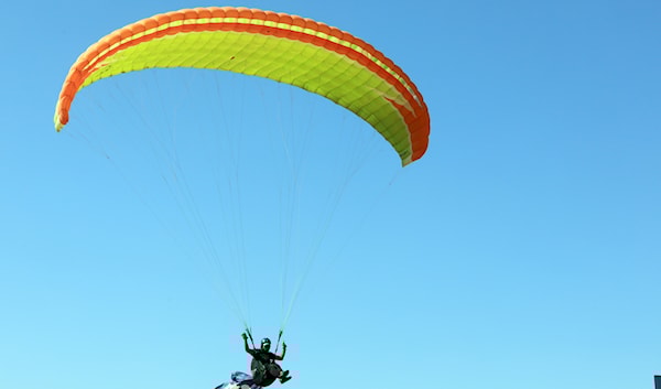 تحوّلت الـ Acro-Paragliding في الآونة الأخيرة من متعة التحليق إلى «رياضة الموت» (هيثم الموسوي)