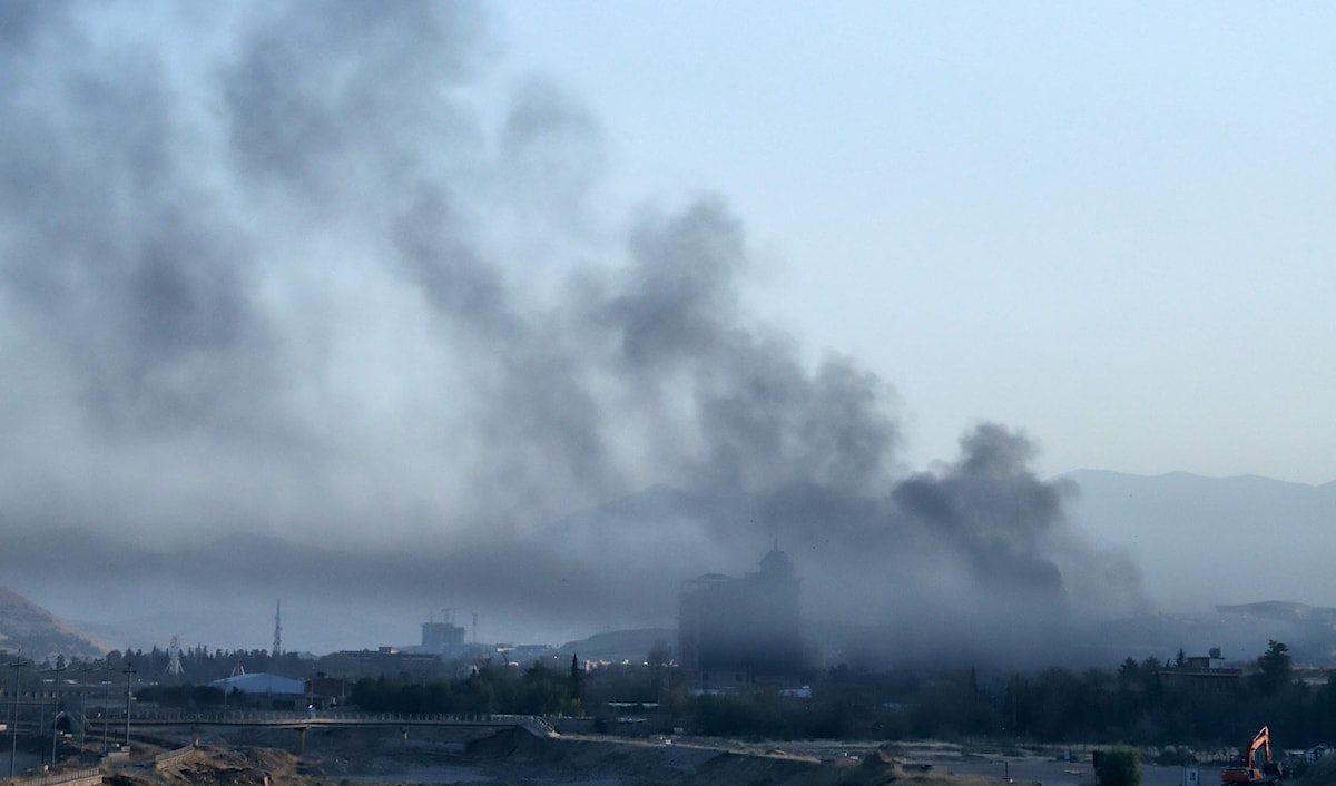دخان يرتفع فوق السليمانية حيث دارت اشتباكات قتل فيها 3 أشخاص أثناء محاولة قوات الأمن توقيف المعارض لاهور شيخ كنجي (أ ف ب)