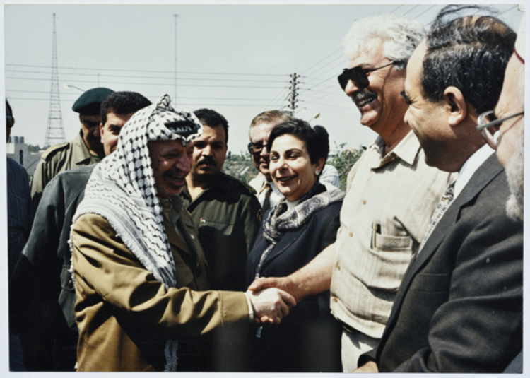 عبد الجواد صالح مصافحاً ياسر عرفات (أرشيف المتحف الفلسطيني الرقمي)