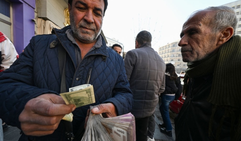 لا تبدو عملية تغيير العملة مع حذف أصفار منها، مضمونة النتائج في سوريا (أ ف ب)