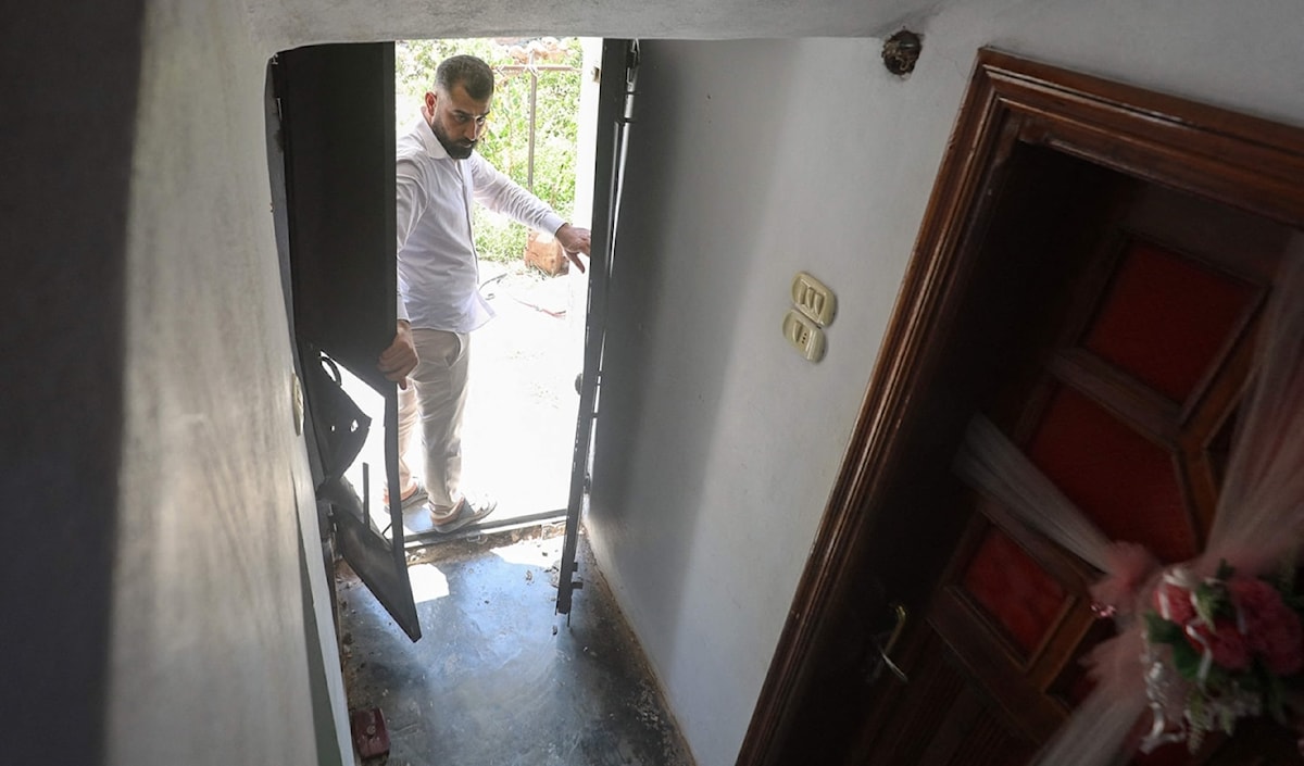 المنزل الذي جرت فيه عملية قوات التحالف لتصفية أحد قادة «داعش» العراقيين في بلدة أطمة شمال شرق سوريا في 20 آب الجاري (ا ف ب)