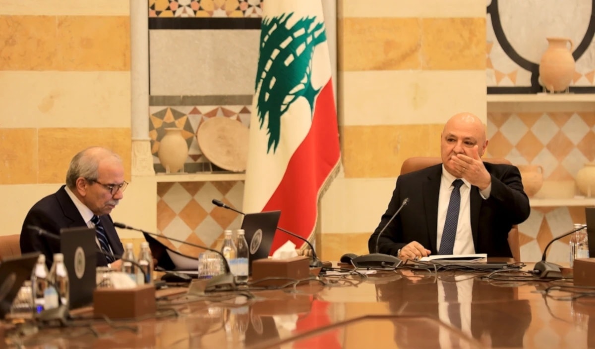 اعتبر عون أن «الاتجاه يجب أن يكون نحو حزب واحد هو لبنان، وطائفة واحدة هي الطائفة اللبنانية، والالتفاف تحت راية علم واحد» (من الويب)