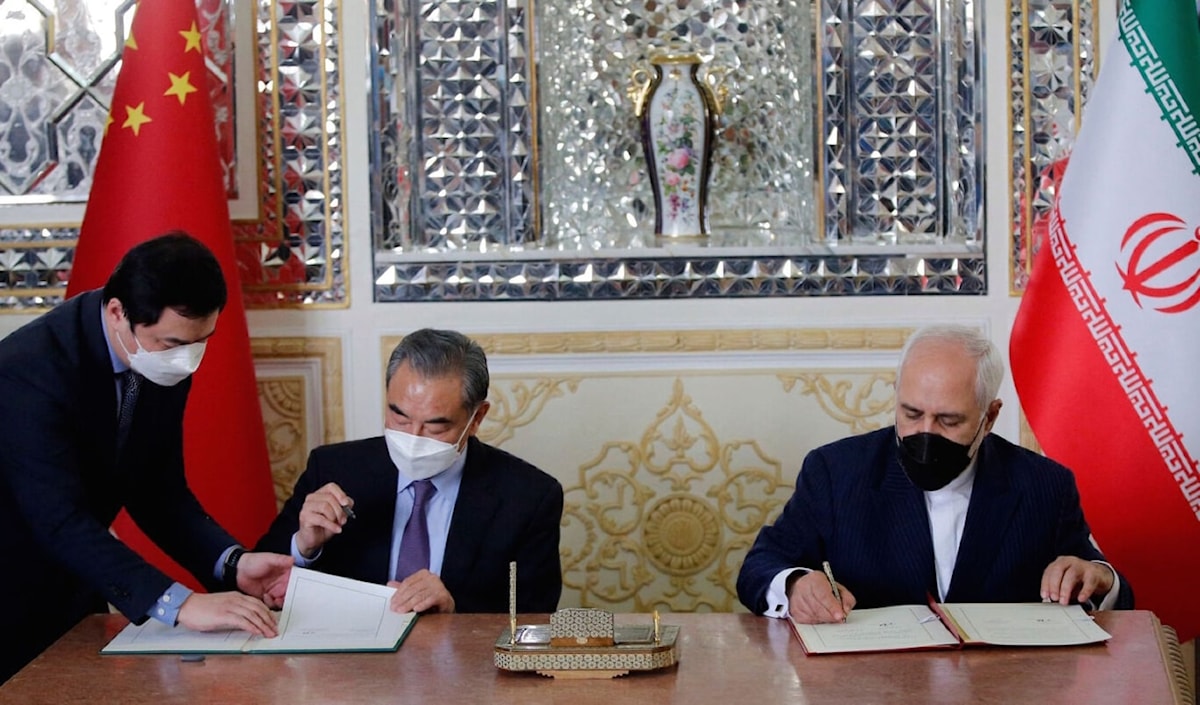 وقّع وزيرا خارجية البلدين، في عام 2021، اتفاقية تعاون مدّتها 25 عاماً (أ ف ب)