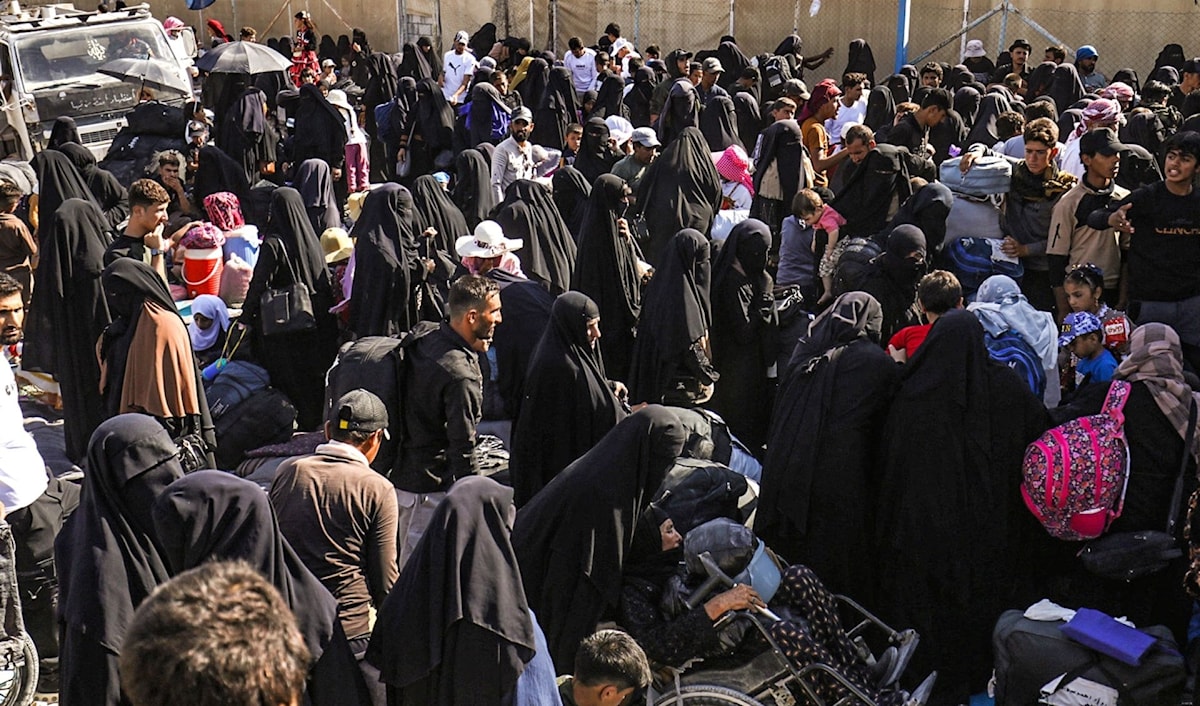 عراقيون من أسر عناصر «داعش» يستعدون لمغادرة مخيم «الهول» في شمال شرق سوريا عائدين إلى بلادهم (أ ف ب)