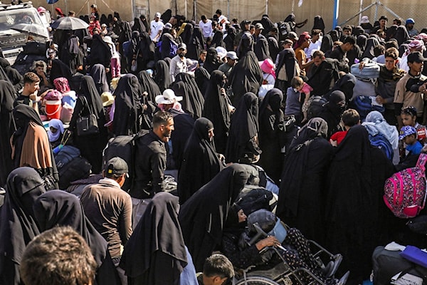 عراقيون من أسر عناصر «داعش» يستعدون لمغادرة مخيم «الهول» في شمال شرق سوريا عائدين إلى بلادهم (أ ف ب)