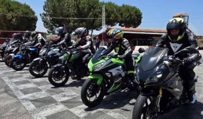 يجمع هذا الحدث الرياضي الفريد من نوعه عالمَين مختلفَين من الدراجات النارية هما «touring bike» و «superbike».