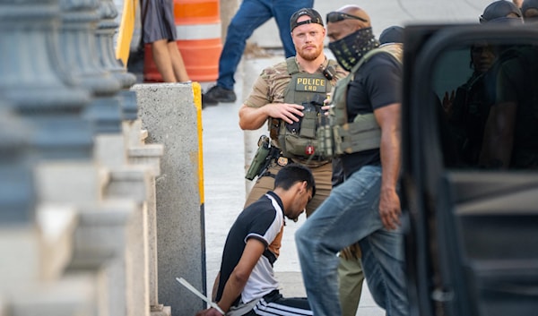 وكالة إنفاذ قوانين الهجرة والجمارك وعملاء فدراليون آخرون يحتجزون سائقَ توصيل.