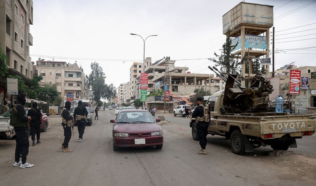 Membros das forças de segurança sírias em um posto de controle em Ashrafieh Sahnaya, perto de Damasco (AFP)