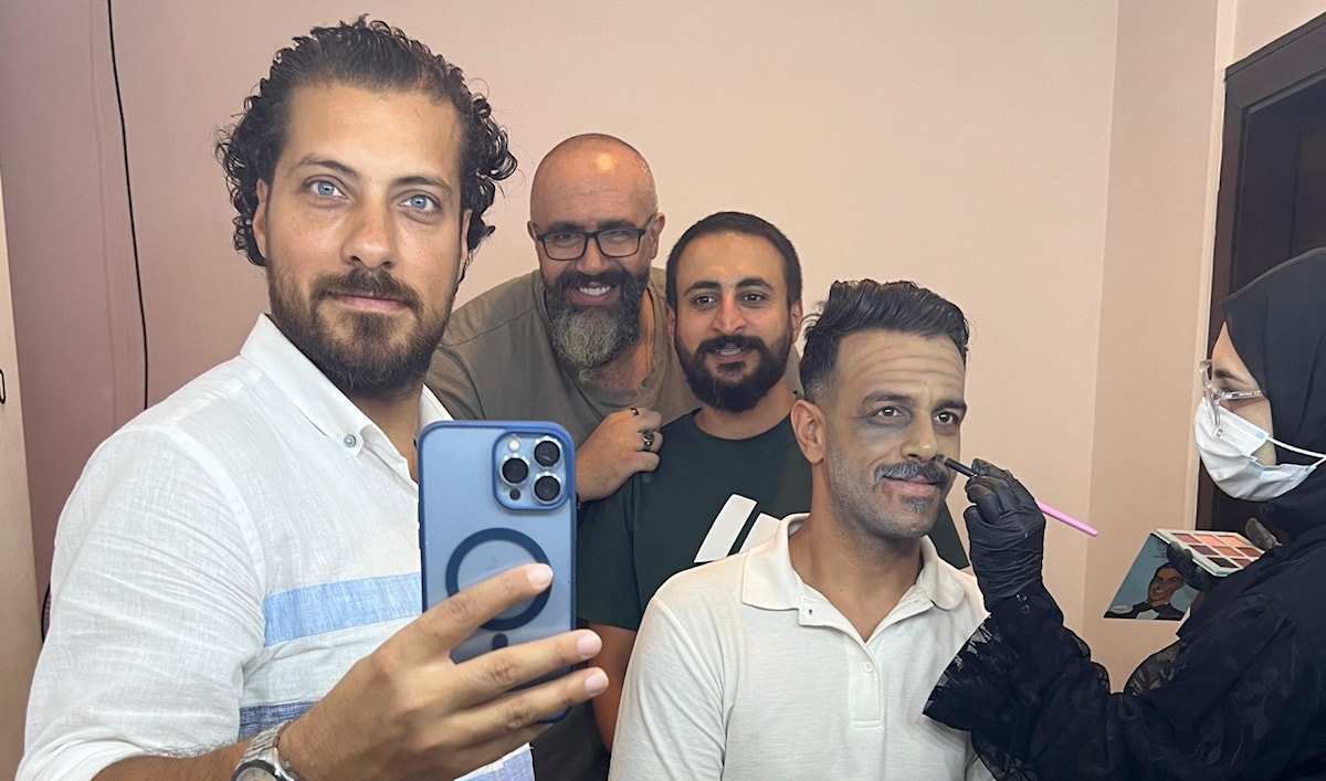 خلال تصوير العمل