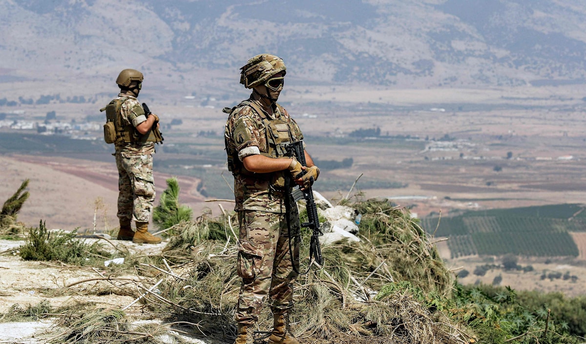 أكدت المصادر أن القيادة العسكرية حريصة على منع أي انقسام داخل المؤسسة (أ ف ب)