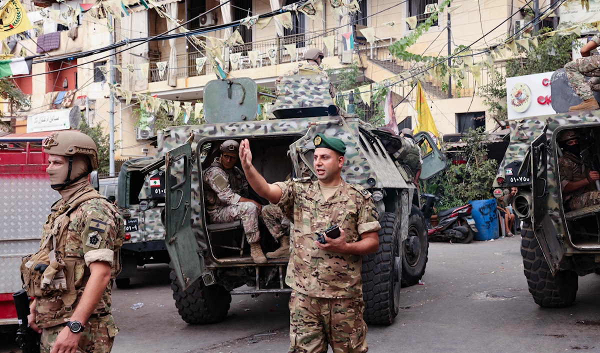 الجيش اللبناني، في أثناء تسلُّمه أسلحة من مخيم برج البراجنة، أمس (أ ف ب)