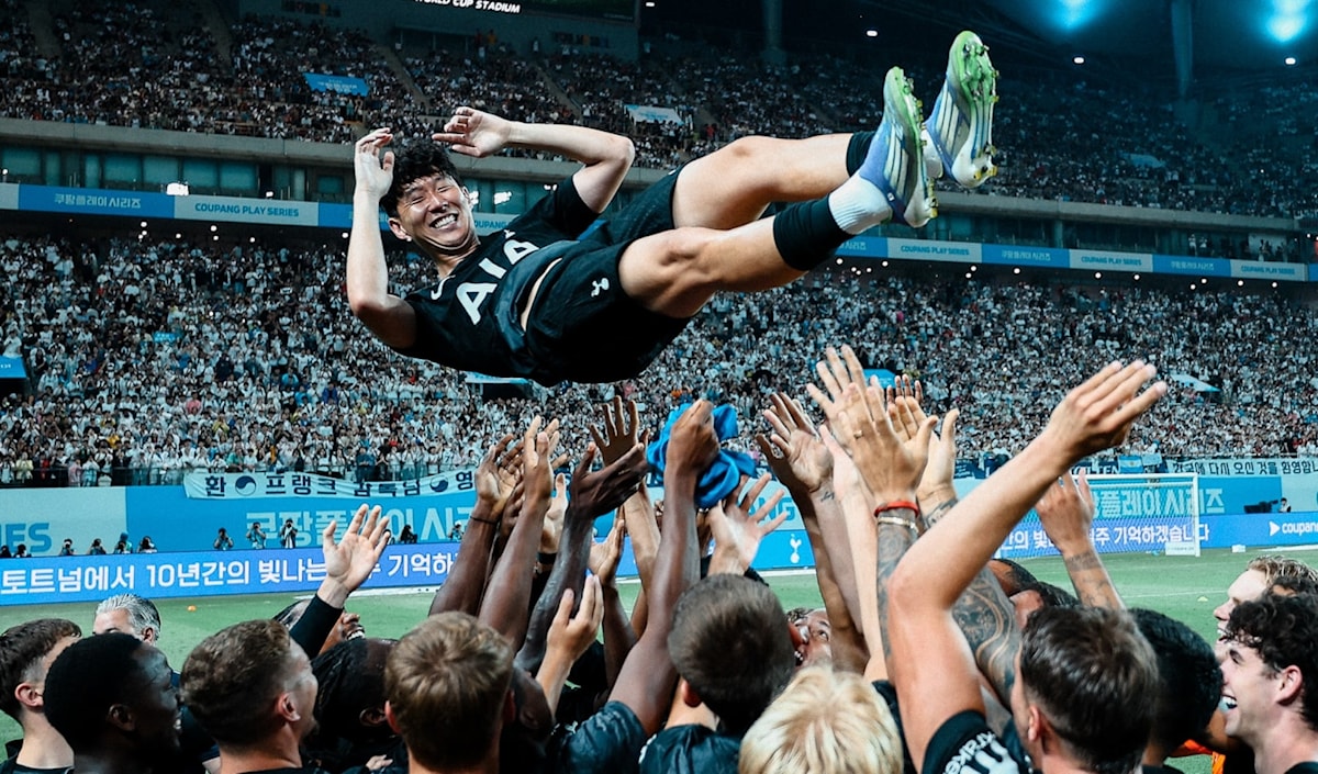 تابع المباراة نحو 65 ألف متفرج قبل خروج قائد المنتخب الكوري الجنوبي وسط تصفيق زملائه الذين رفعوه في الهواء وهتفوا باسمه.