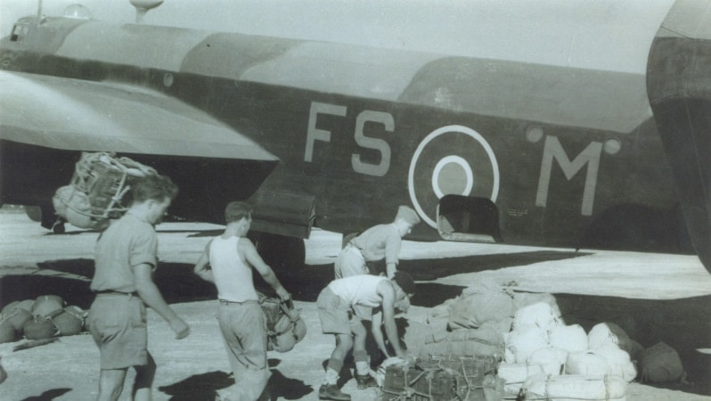 تعود أول عملية موثّقة لإسقاط المساعدات الإنسانية جواً إلى عام 1944 (من الويب)
