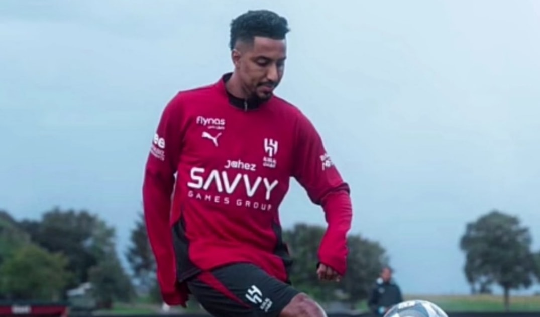 عادَ نجم كرة القدم السعودية سالم الدوسري إلى تدريبات فريقه الهلال بعد شفائه من الإصابة.
