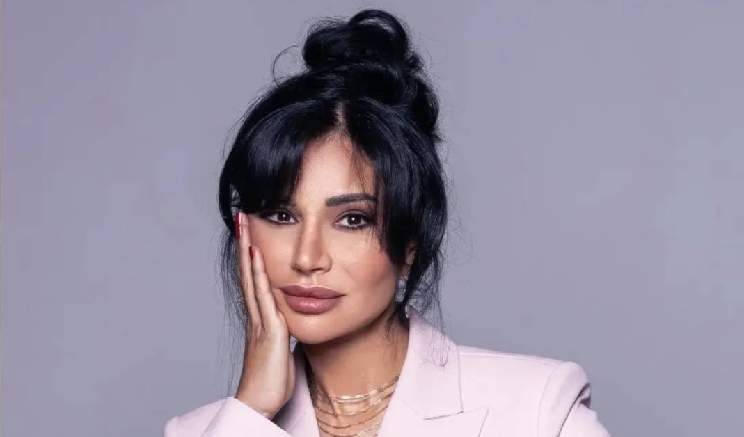 ينطلق العمل من مطعم تديره عائلة.