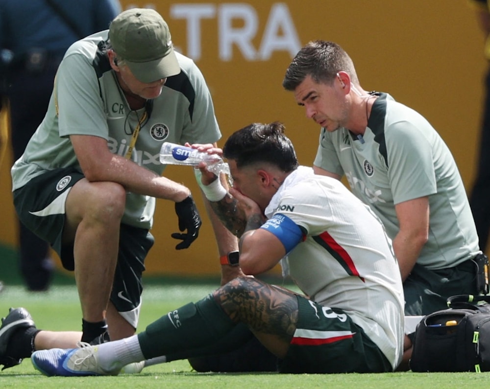احتاجَ لاعب تشيلسي إنزو فيرنانديز إلى رعايةٍ طبية بعد أن أُصيب بدوار بسبب الحرارة الشديدة.