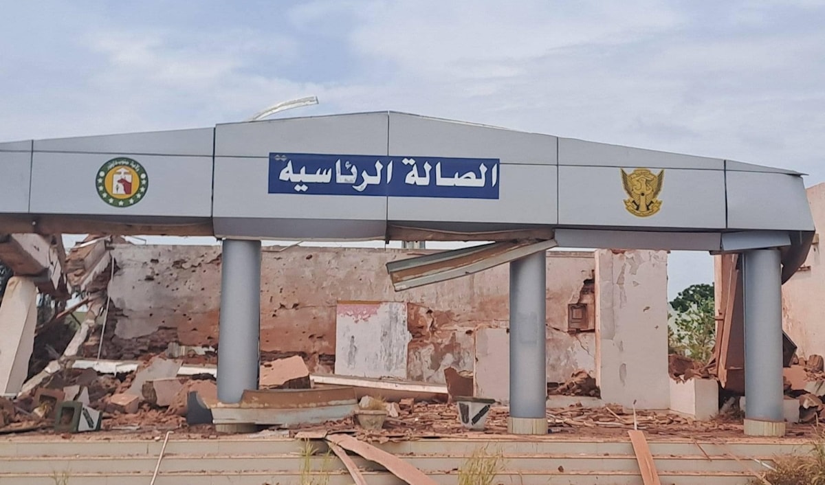 تعرضت الطائرة العسكرية الإماراتية للقصف ودمرت بالكامل في مطار نيالا (من الويب)