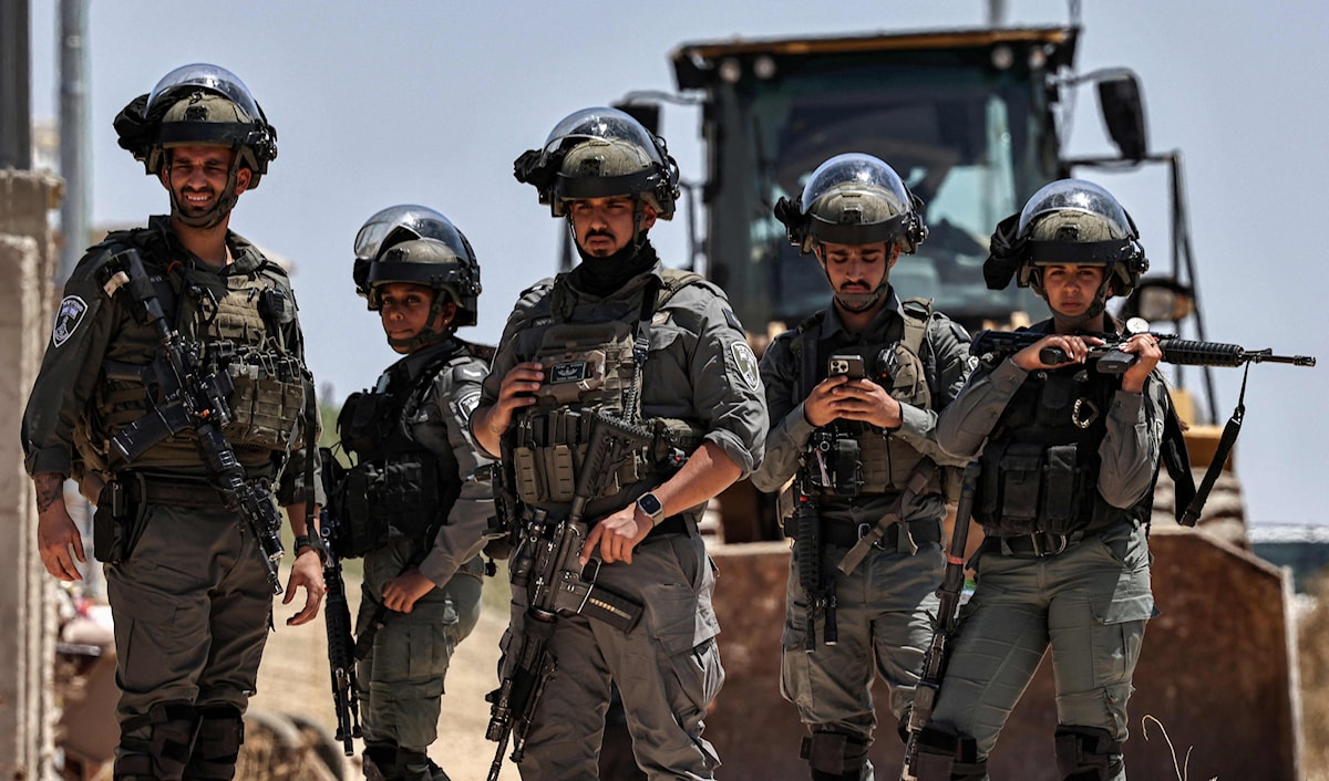 نجحت إسرائيل في تحويل الضفة إلى سجن كبير، وكانتونات معزولة بشبكة كبيرة من الحواجز العسكرية والبوابات وجدار الفصل العنصري (أ ف ب)