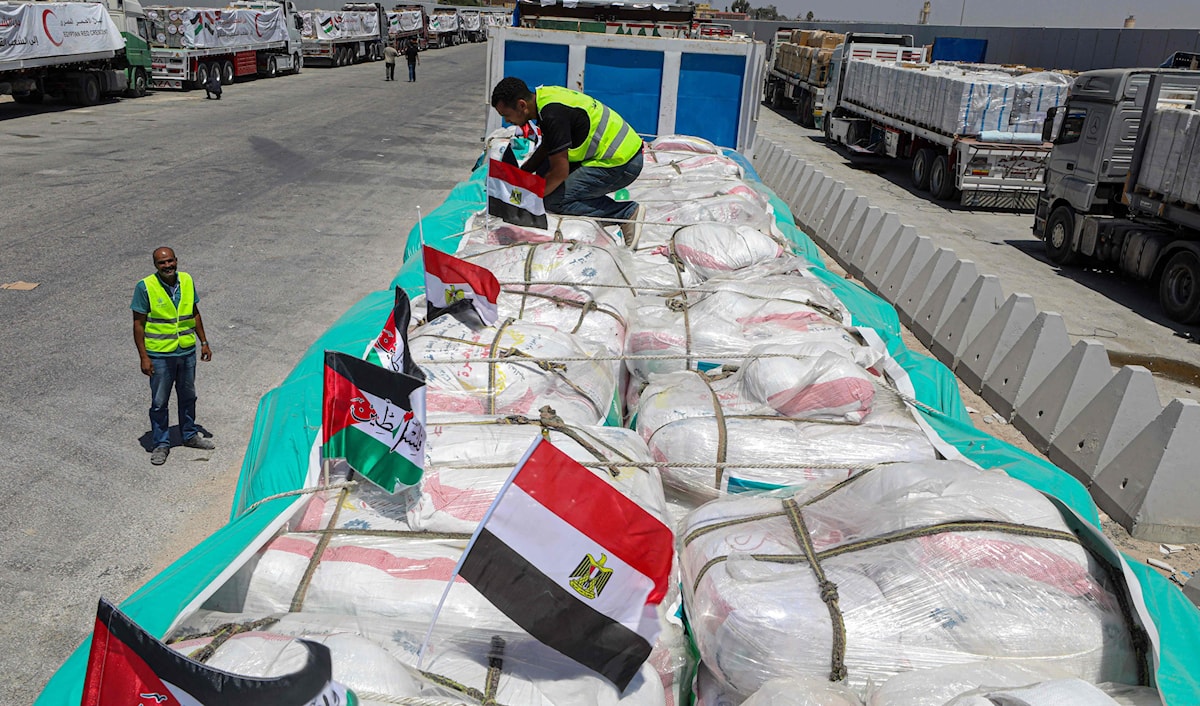 أدلى مجاور بتصريحاته خلال جولة تلميعية للدور المصري في إدخال المساعدات (أ ف ب)