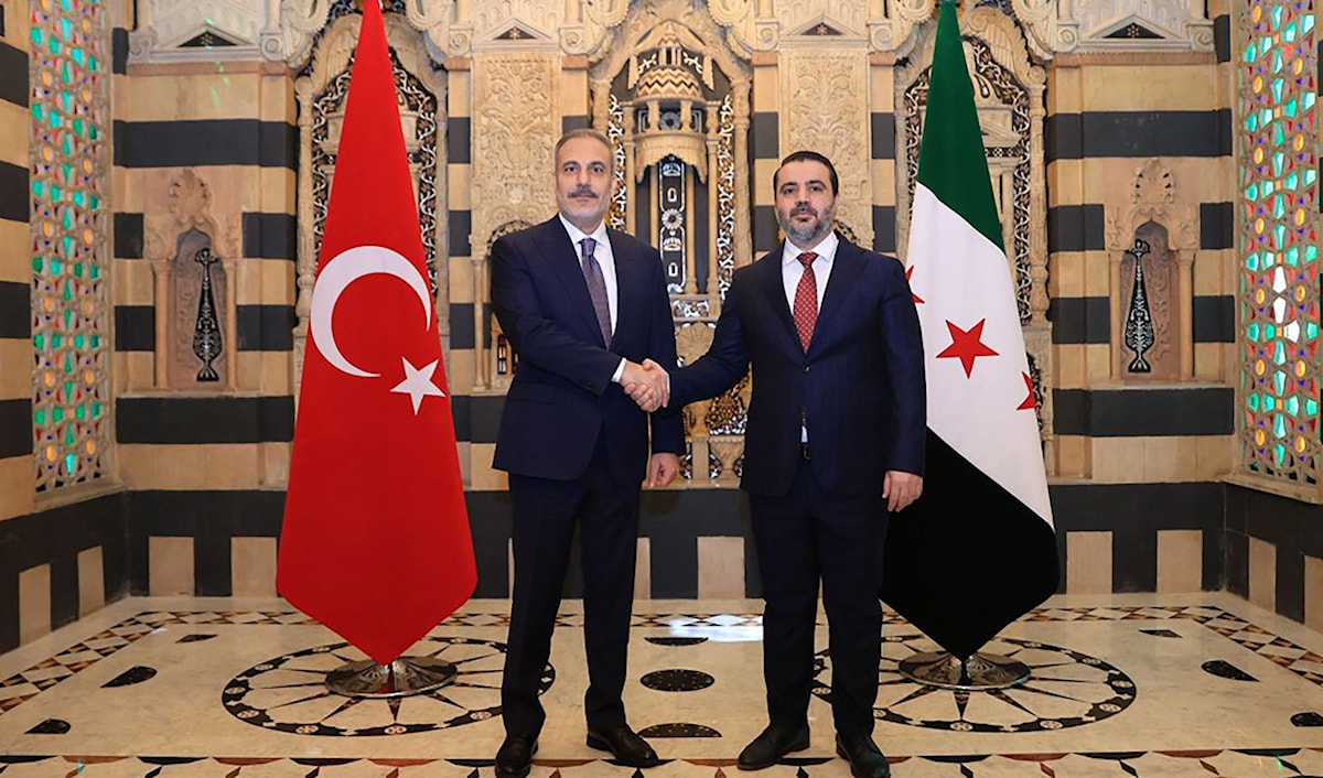 وزير الخارجية السوري أسعد الشيباني مستقبلاً نظيره التركي حقان فيدان أمس (أ ف ب)
