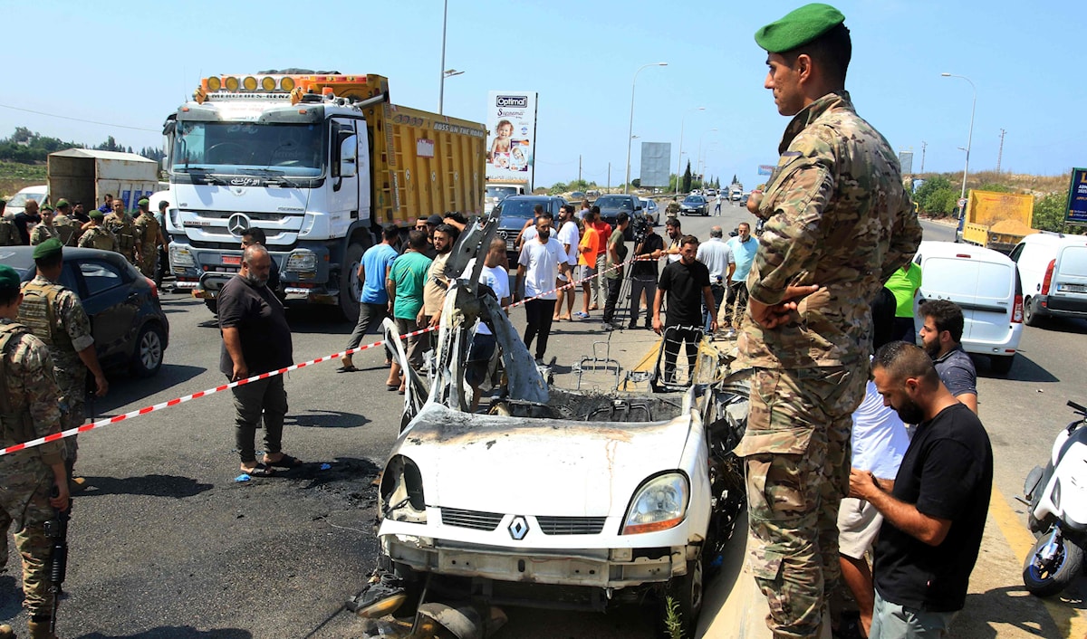 سيارة استهدفها العدو الإسرائيلي أمس قرب بلدة أنصارية الجنوبية (أ ف ب)