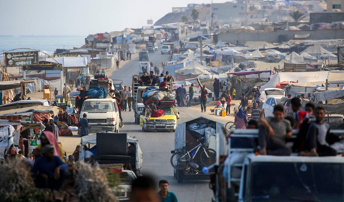 فلسطينيون ينقلون أمتعتهم أثناء إخلائهم مدينة غزة باتجاه المناطق الجنوبية من القطاع (أ ف ب)