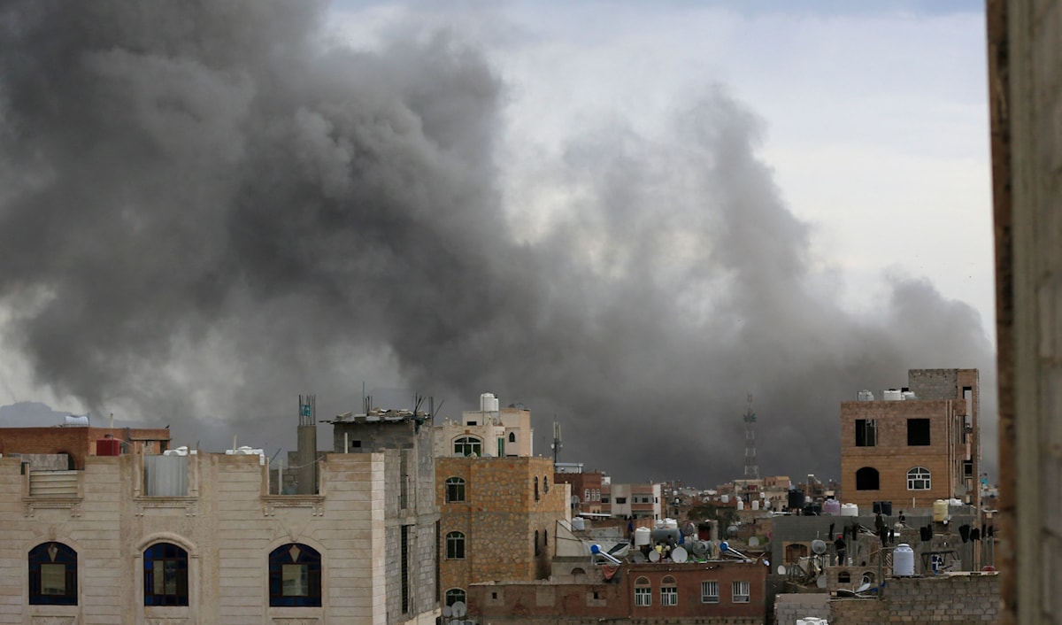 استهدف العدوان الصهيوني مقر دائرة التوجيه المعنوي في ميدان التحرير باليمن (أ ف ب)