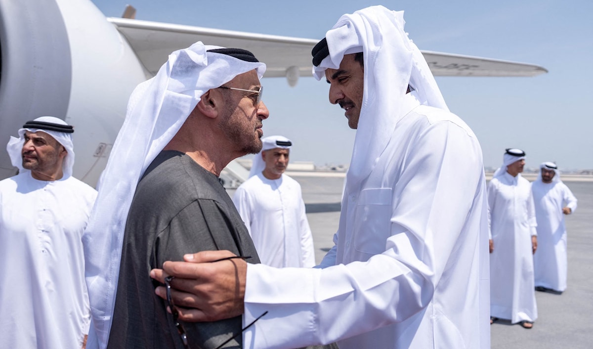أمير قطر، تميم بن حمد، مصافحاً رئيس الإمارات، محمد بن زايد، لدى وصوله إلى الدوحة (أ ف ب)