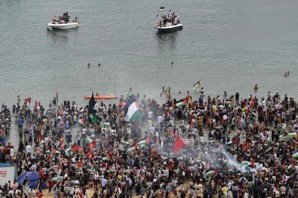 مؤيدو ونشطاء أسطول «صمود» العالمي خلال رحلتهم إلى قطاع غزة لكسر الحصار الإسرائيلي المفروض على القطاع