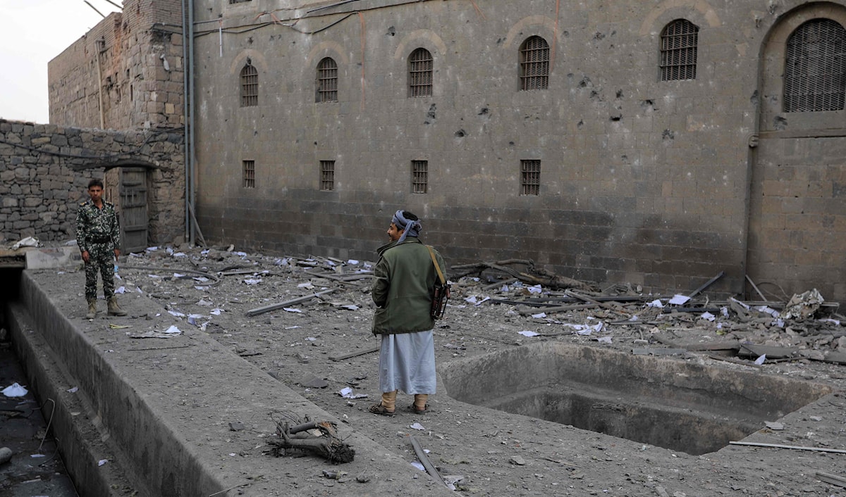 يمنيان يتفقدان مبنى المتحف الوطني في صنعاء الذي تعرض لأضرار جراء القصف الإسرائيلي (أ ف ب)