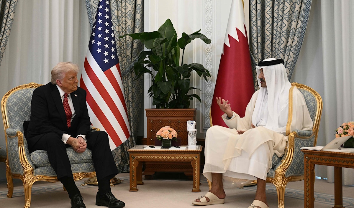 لقاء سابق بين أمير دولة قطر والرئيس الأميركي في الدوحة (أ ف ب)