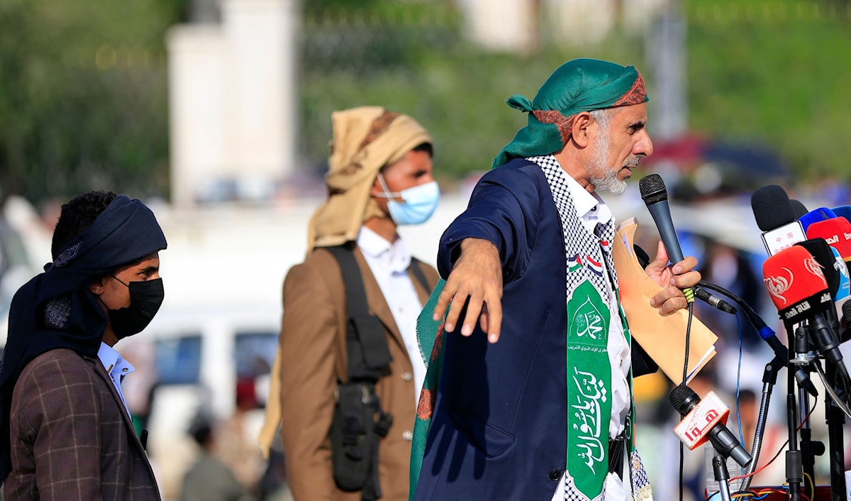 رئيس حكومة صنعاء المؤقت، محمد مفتاح، يتحدث خلال تجمع في ميدان السبعين في صنعاء تضامناً مع قطاع غزة (أ ف ب)