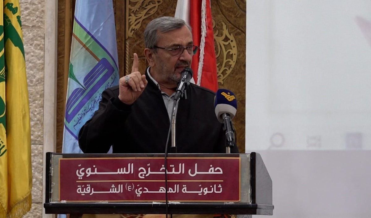 عضو كتلة الوفاء للمقاومة النائب حسن عز الدين خلال رعايته حفل تخرج في بلدة الدوير (العلاقات الإعلامية)