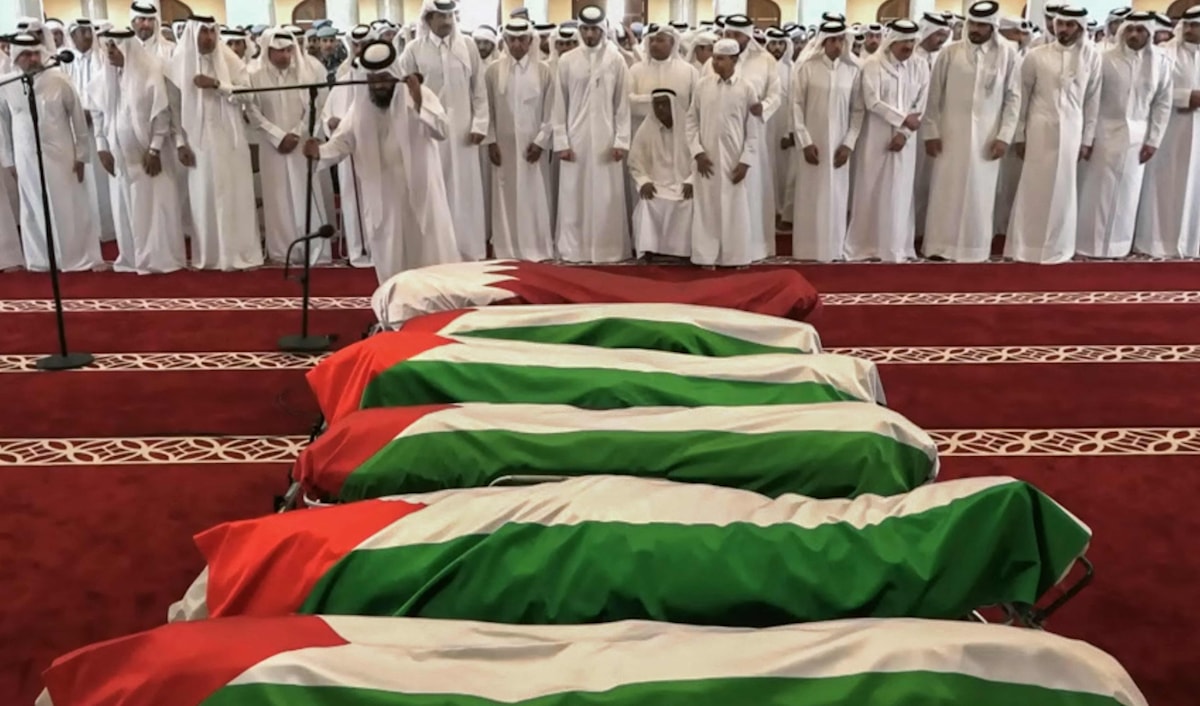 استهدفت طائرات الاحتلال منزل رئيس الوفد المفاوض خليل الحية بعدة صواريخ (أ ف ب)