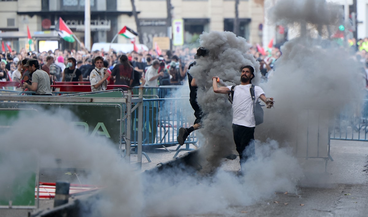 أعلن المنظّمون توقّف المرحلة الحادية والعشرين والأخيرة من طواف إسبانيا نهائياً قبل 56 كيلومتراً من خط الوصول (أ ف ب)