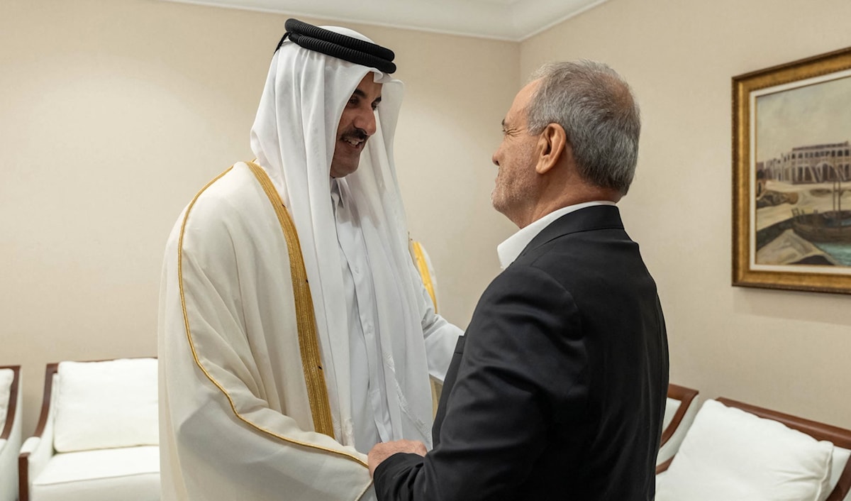 شاركت الوفود الإيرانية في الاجتماعات الإقليمية، بما فيها قمّة الإثنين في الدوحة (أ ف ب)