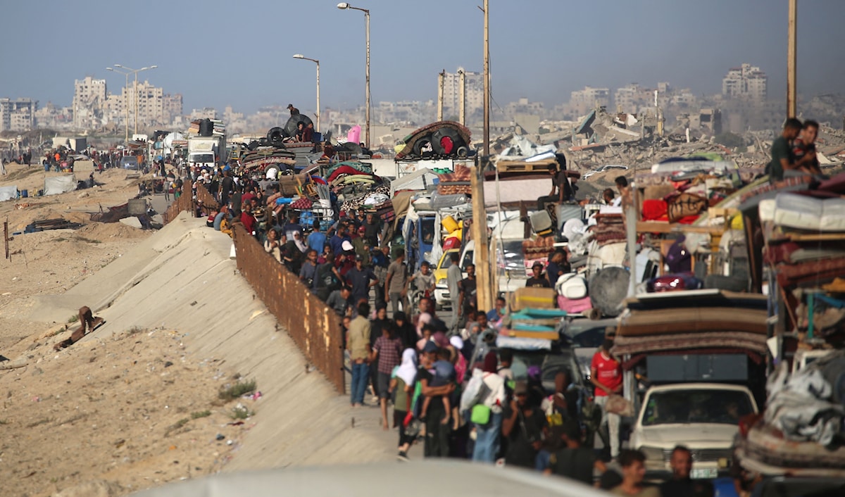 يعمل جيش العدو على إنشاء ممرّ جديد إلى الجنوب، لتسريع تهجير السكان من غزة  (أ ف ب)